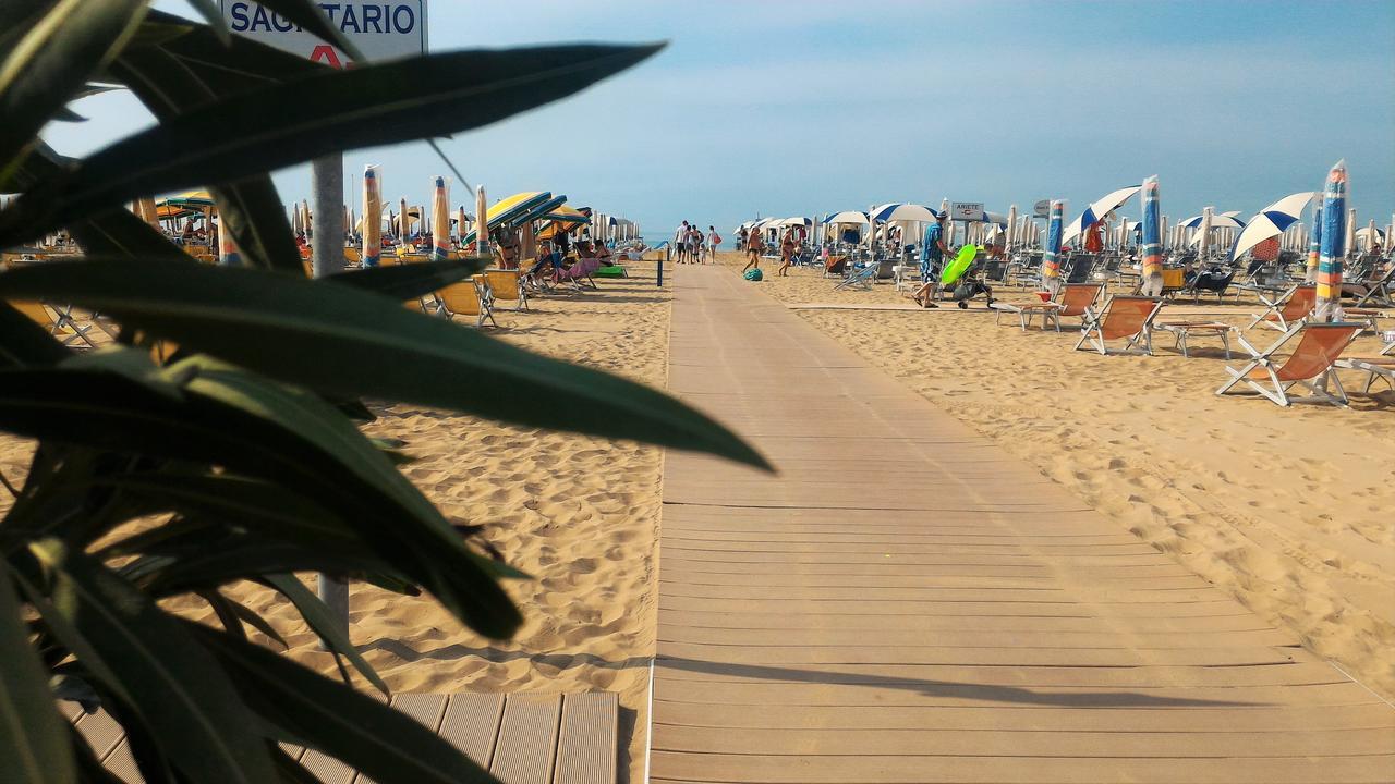 Aparthotel Pineda Bibione Bagian luar foto