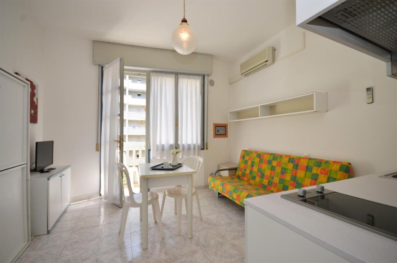 Aparthotel Pineda Bibione Bagian luar foto